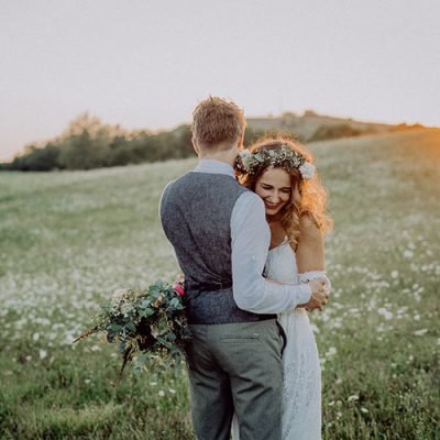 beautiful-bride-and-groom-at-sunset-in-green-PSXZA49.jpg