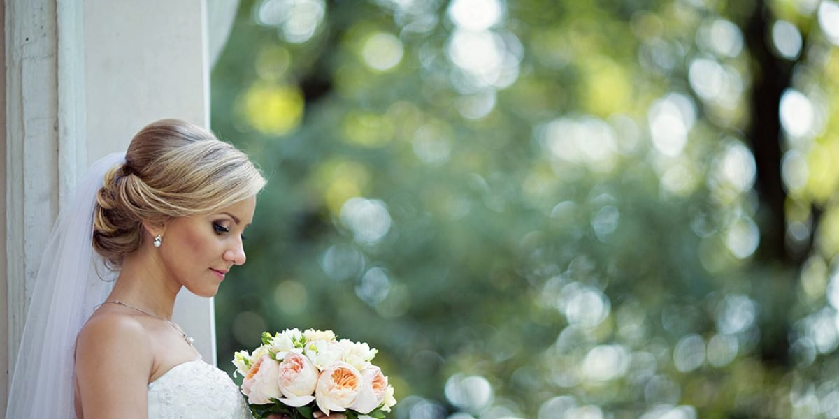 beauty-bride-in-bridal-gown-with-bouquet-and-lace-PJFSPSE.jpg